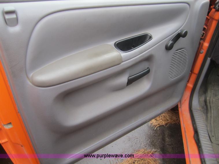 image for item B5652 2001 Dodge Ram 2500 pickup truck