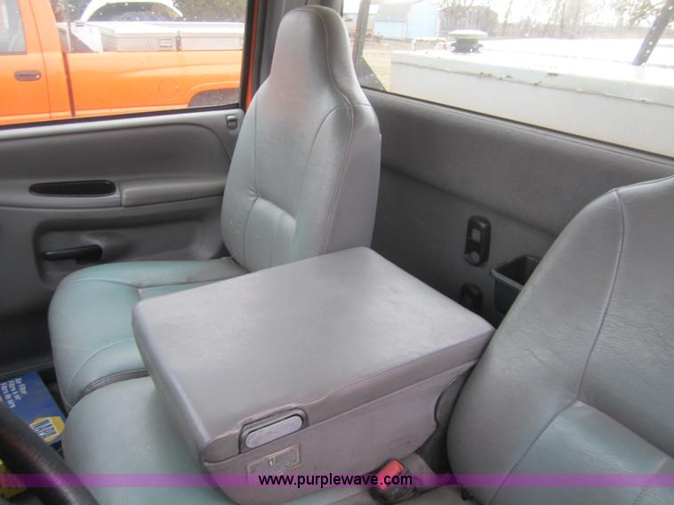 image for item B5652 2001 Dodge Ram 2500 pickup truck