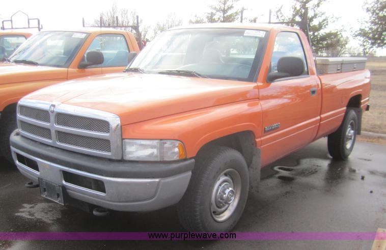image for item B5653 2001 Dodge Ram 2500 pickup truck