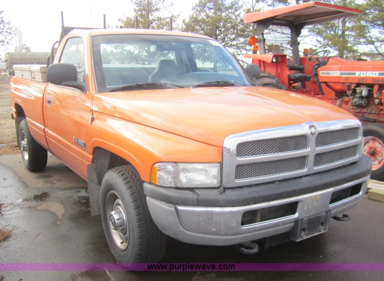 image for item B5653 2001 Dodge Ram 2500 pickup truck