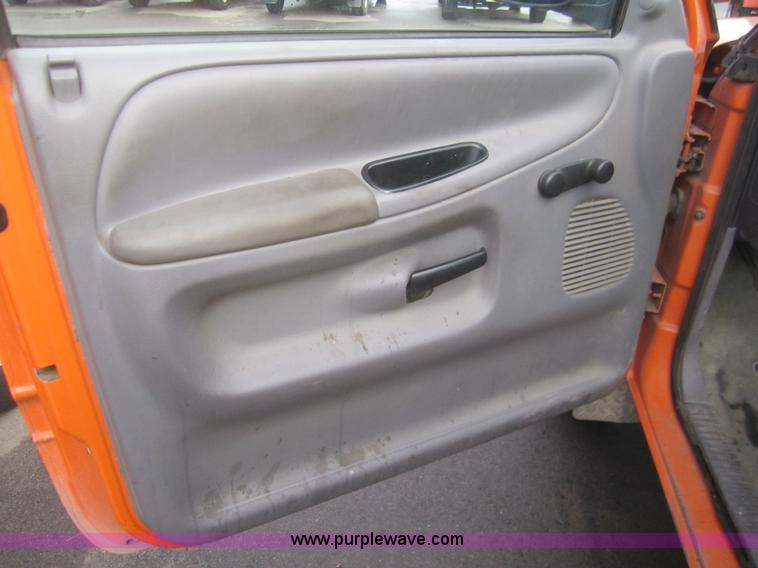 image for item B5653 2001 Dodge Ram 2500 pickup truck