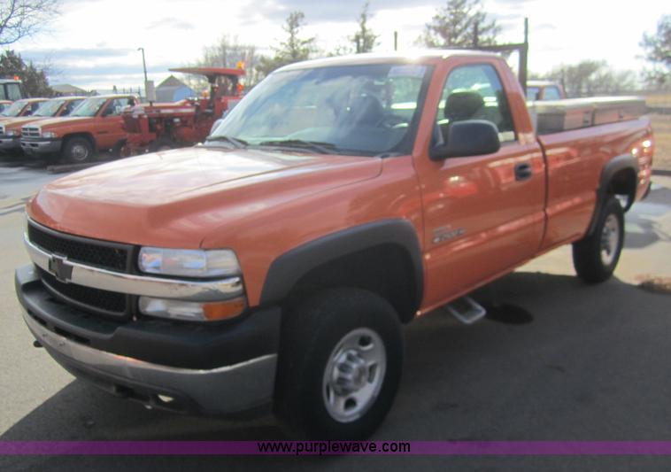 image for item B5657 2002 Chevrolet Silverado 2500HD pickup truck