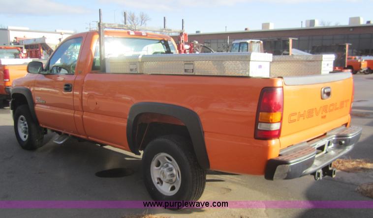 image for item B5657 2002 Chevrolet Silverado 2500HD pickup truck