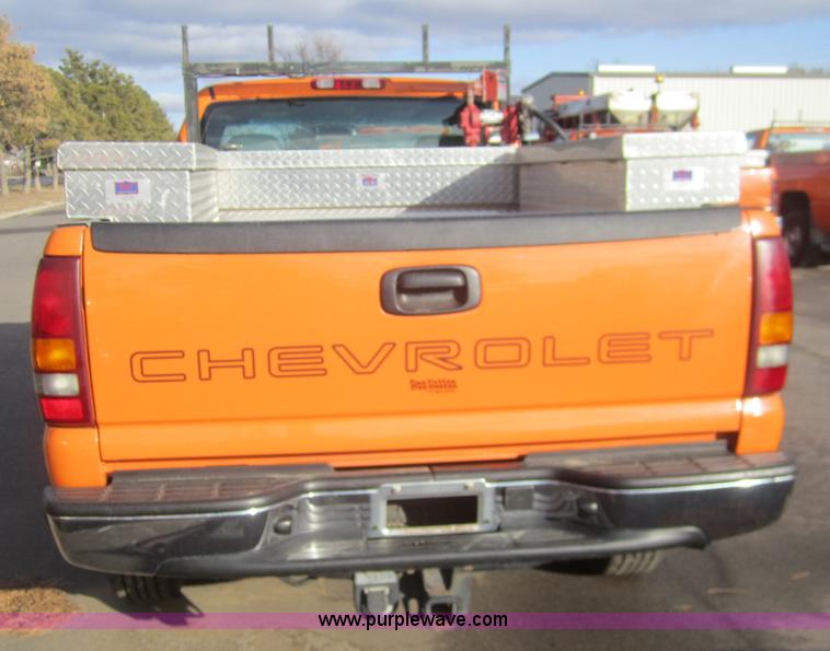 image for item B5657 2002 Chevrolet Silverado 2500HD pickup truck
