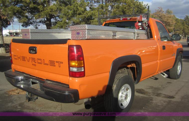 image for item B5657 2002 Chevrolet Silverado 2500HD pickup truck