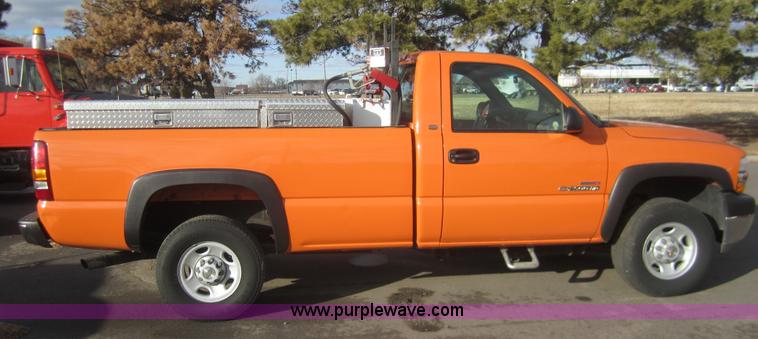 image for item B5657 2002 Chevrolet Silverado 2500HD pickup truck