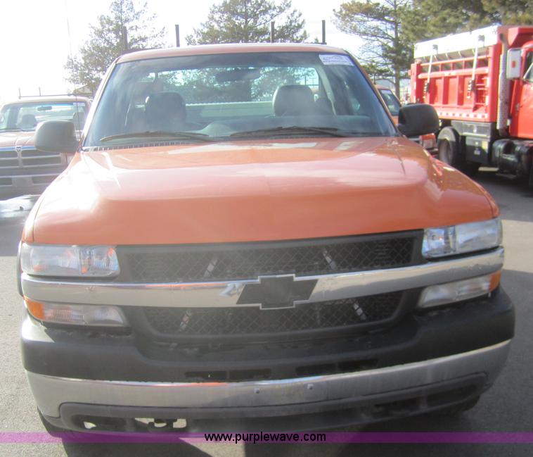 image for item B5657 2002 Chevrolet Silverado 2500HD pickup truck