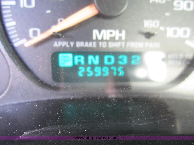 image for item B5657 2002 Chevrolet Silverado 2500HD pickup truck