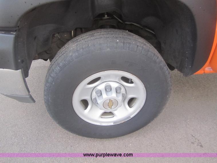 image for item B5657 2002 Chevrolet Silverado 2500HD pickup truck