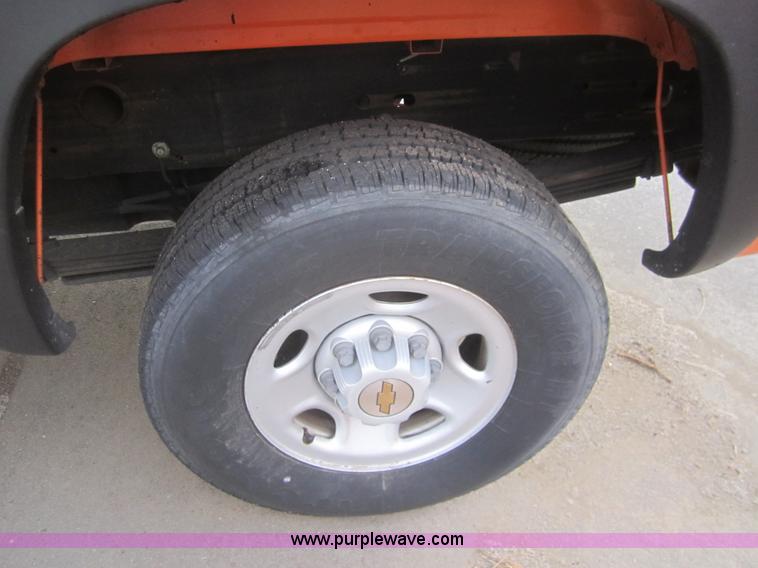 image for item B5657 2002 Chevrolet Silverado 2500HD pickup truck