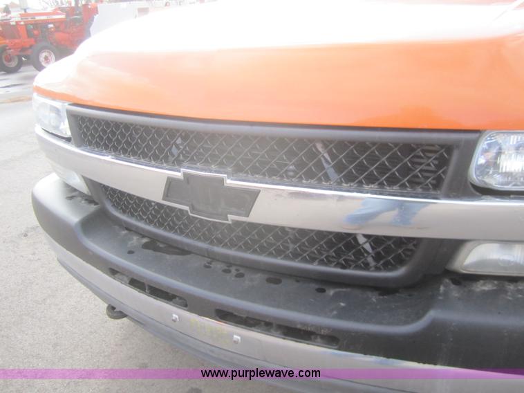 image for item B5657 2002 Chevrolet Silverado 2500HD pickup truck