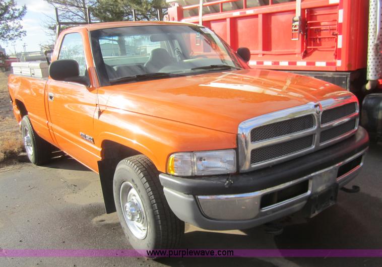 image for item B5658 2001 Dodge Ram 2500 pickup truck
