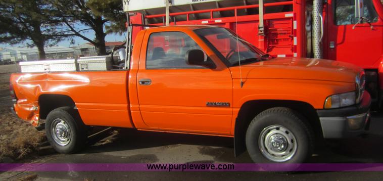 image for item B5658 2001 Dodge Ram 2500 pickup truck
