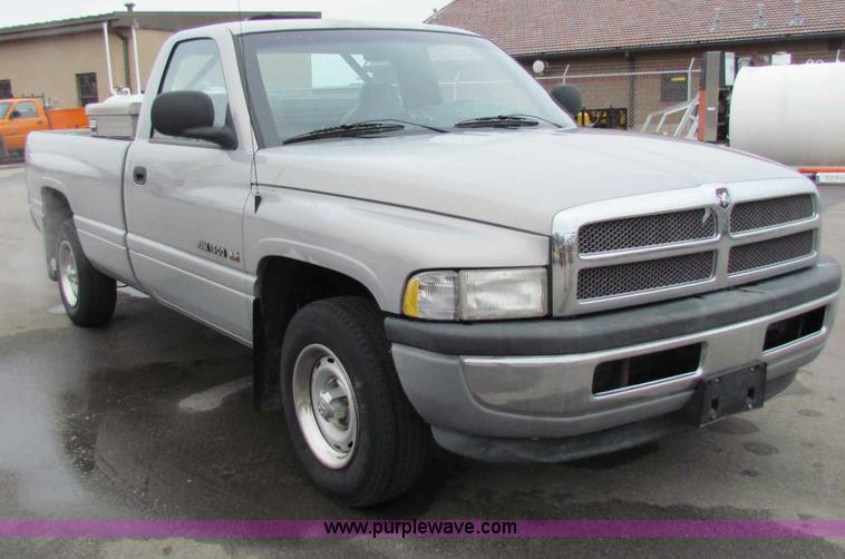 image for item B7069 2001 Dodge Ram 1500 pickup truck