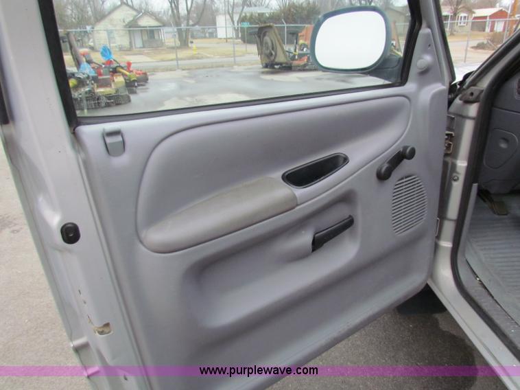 image for item B7069 2001 Dodge Ram 1500 pickup truck