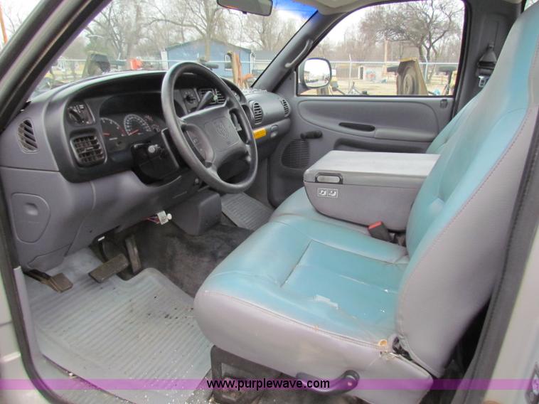 image for item B7069 2001 Dodge Ram 1500 pickup truck