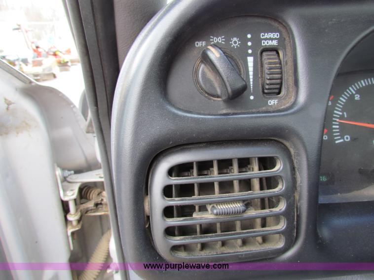 image for item B7069 2001 Dodge Ram 1500 pickup truck