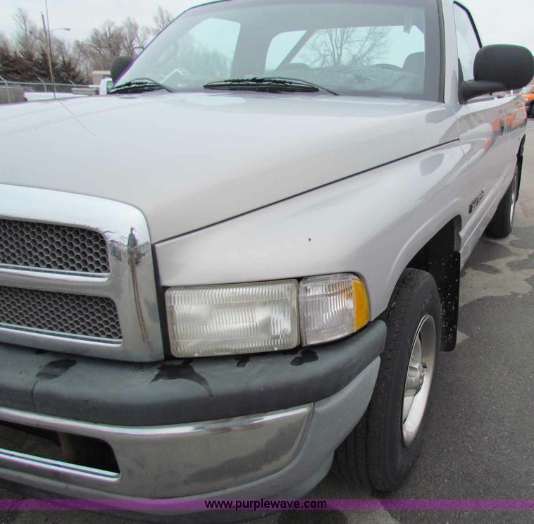image for item B7069 2001 Dodge Ram 1500 pickup truck