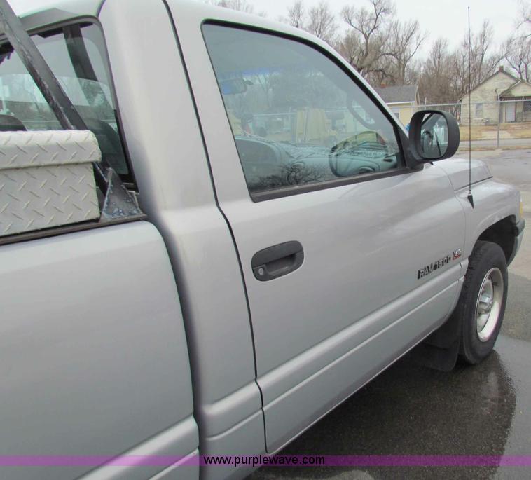 image for item B7069 2001 Dodge Ram 1500 pickup truck