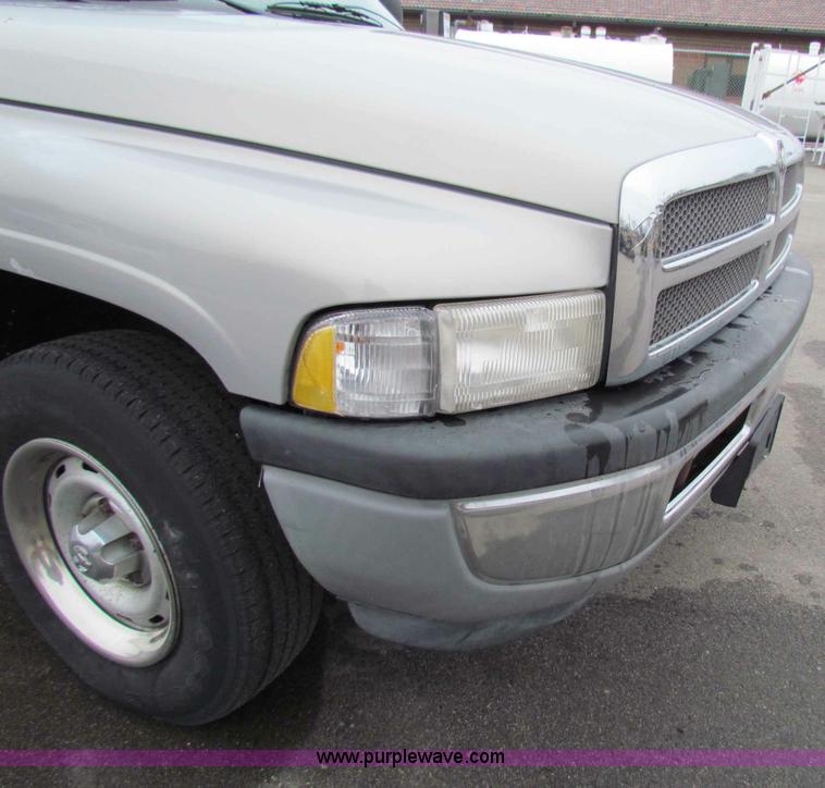 image for item B7069 2001 Dodge Ram 1500 pickup truck