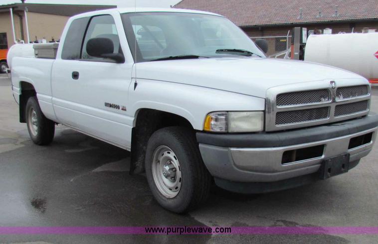 image for item B7072 2001 Dodge Ram 1500 quad cab pickup truck