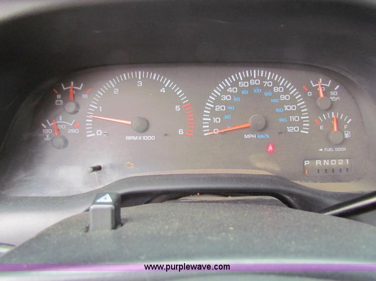 image for item B7072 2001 Dodge Ram 1500 quad cab pickup truck