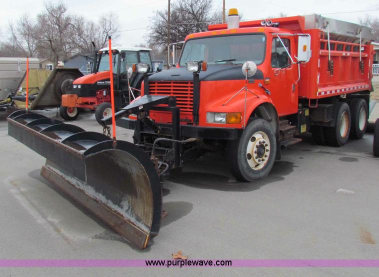 image for item B7075 1999 International 4900 tandem axle dump truck
