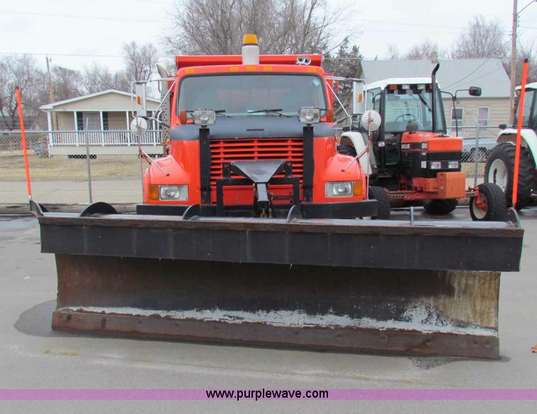 image for item B7075 1999 International 4900 tandem axle dump truck