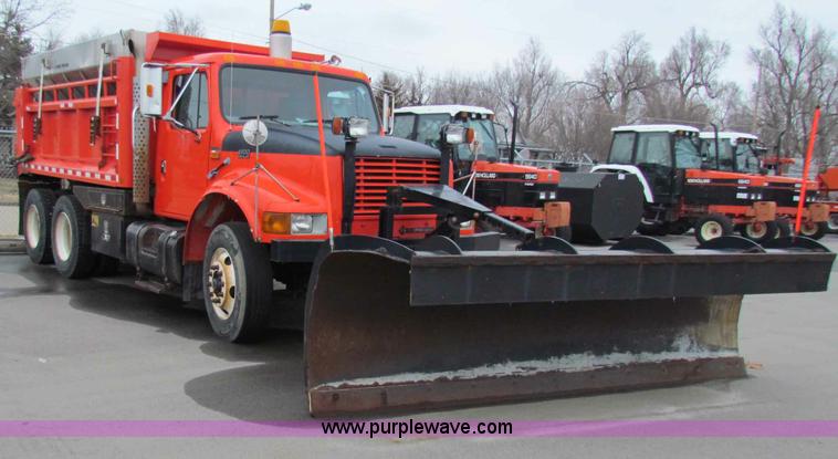 image for item B7075 1999 International 4900 tandem axle dump truck
