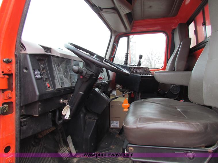 image for item B7075 1999 International 4900 tandem axle dump truck