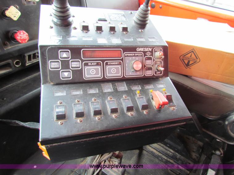 image for item B7075 1999 International 4900 tandem axle dump truck