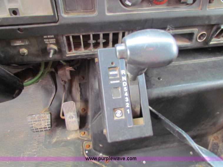 image for item B7075 1999 International 4900 tandem axle dump truck