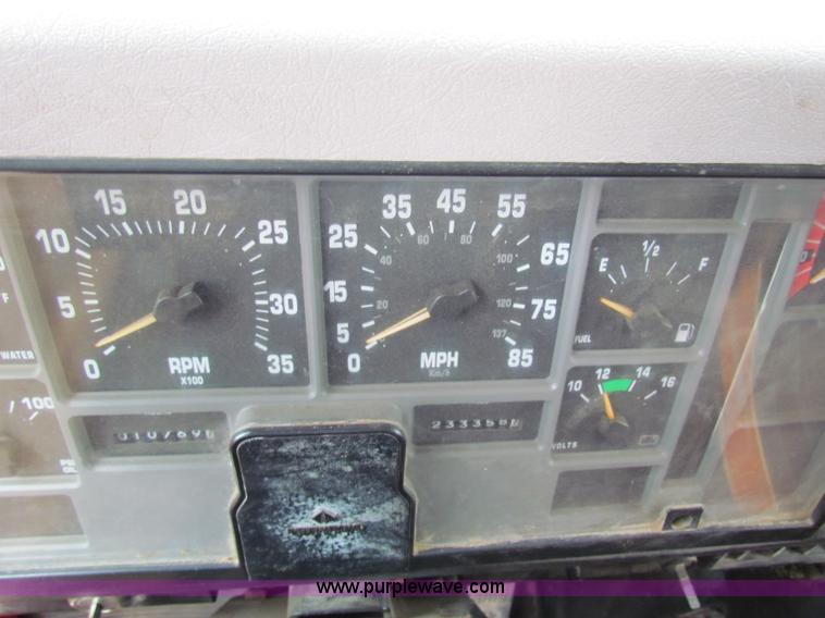 image for item B7075 1999 International 4900 tandem axle dump truck