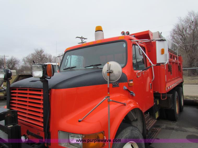 image for item B7075 1999 International 4900 tandem axle dump truck