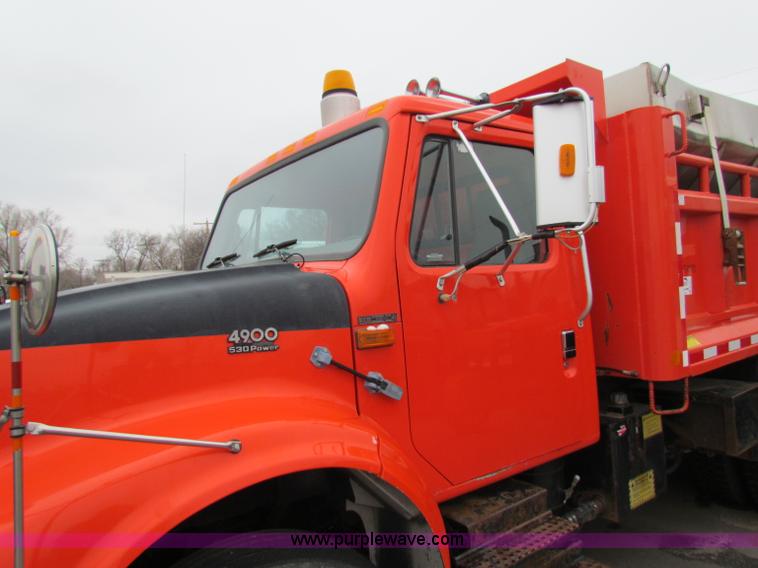 image for item B7075 1999 International 4900 tandem axle dump truck
