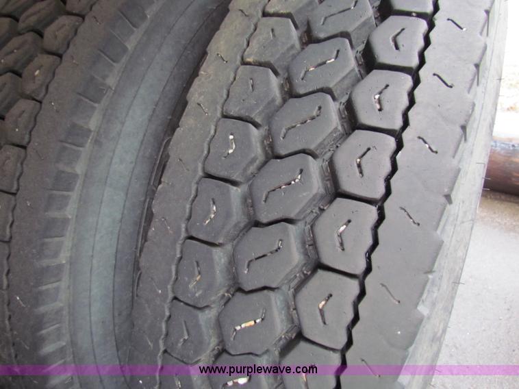 image for item B7075 1999 International 4900 tandem axle dump truck