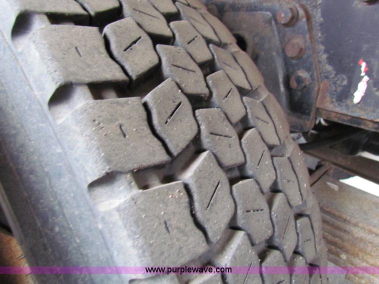 image for item B7075 1999 International 4900 tandem axle dump truck