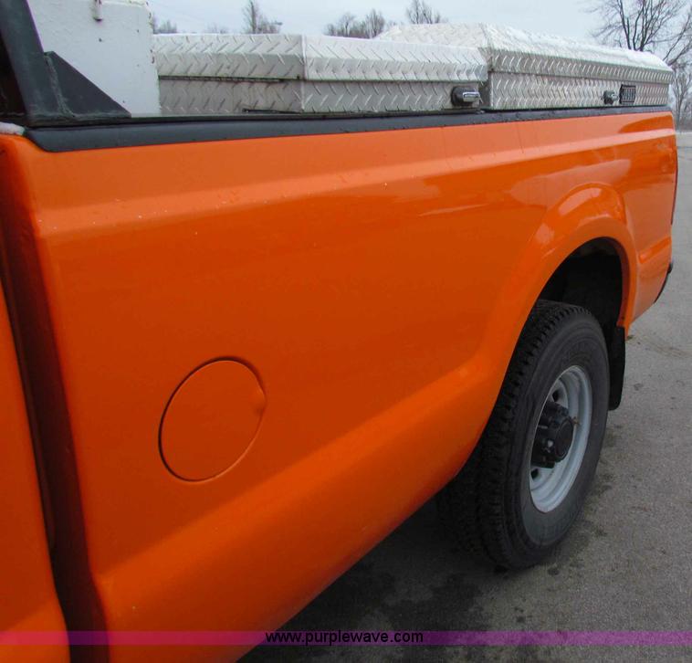 image for item B7083 2003 Ford F250 XL pickup truck