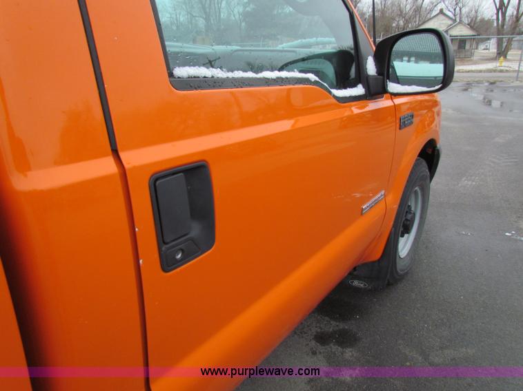 image for item B7083 2003 Ford F250 XL pickup truck