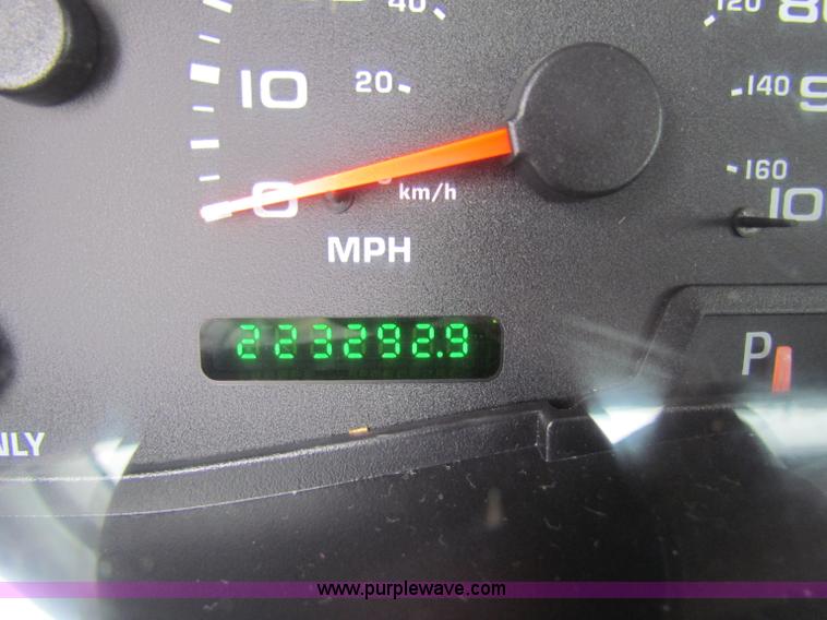 image for item B7084 2003 Ford F250 XL pickup truck