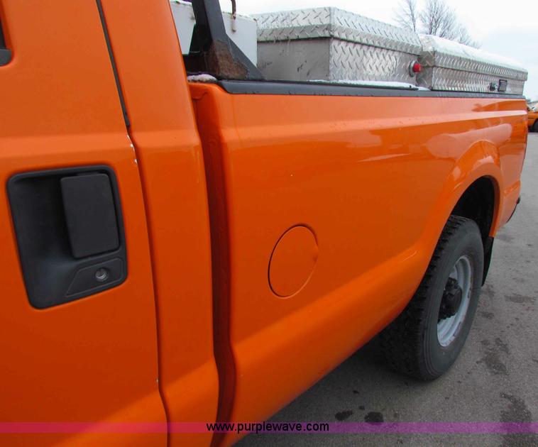 image for item B7084 2003 Ford F250 XL pickup truck