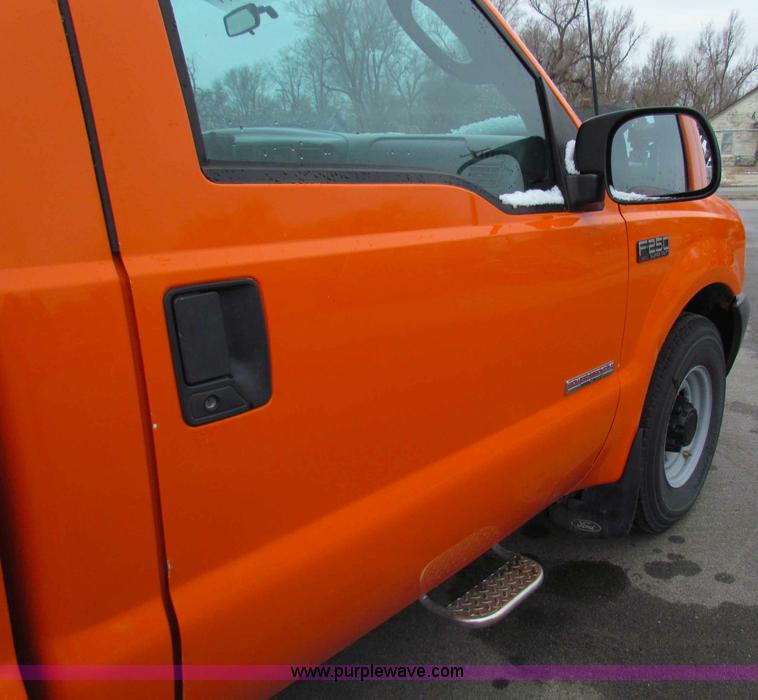 image for item B7084 2003 Ford F250 XL pickup truck