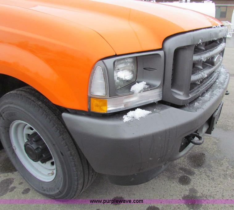 image for item B7084 2003 Ford F250 XL pickup truck