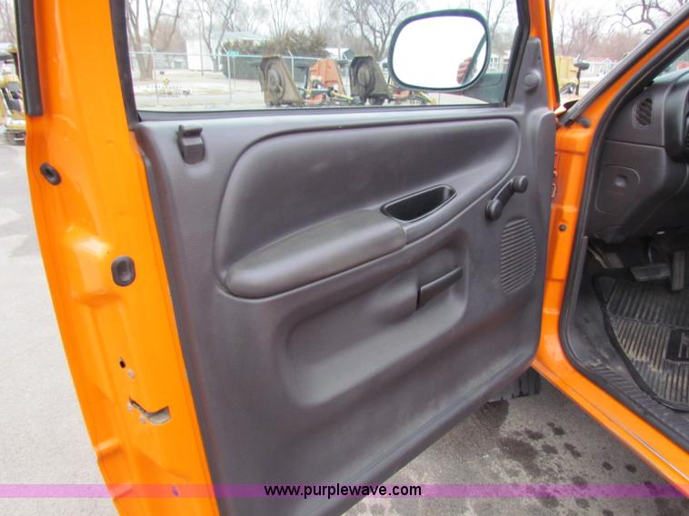 image for item B7085 2001 Dodge Ram 2500 pickup truck