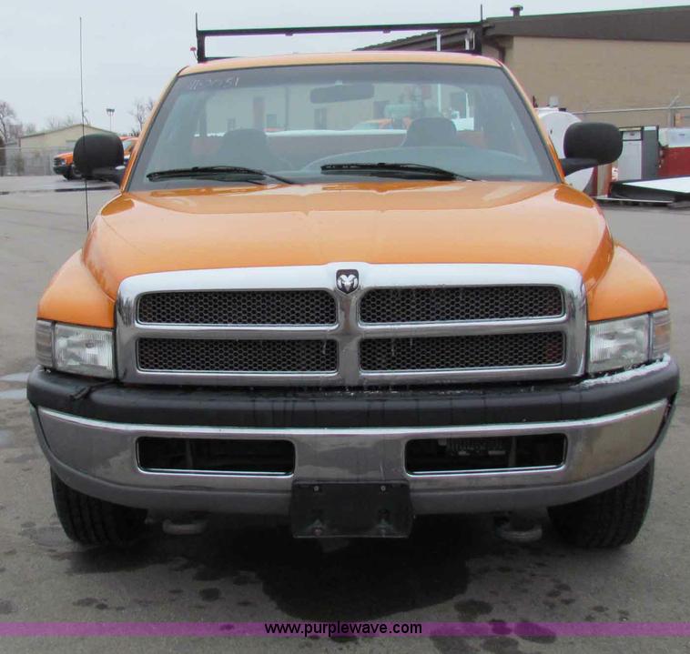 image for item B7086 2001 Dodge Ram 2500 pickup truck