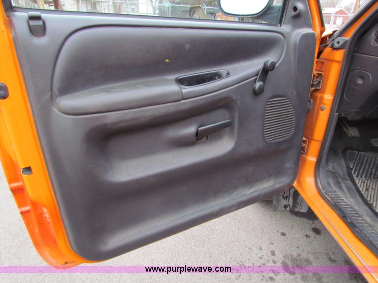 image for item B7086 2001 Dodge Ram 2500 pickup truck