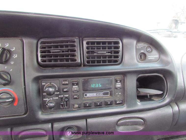 image for item B7086 2001 Dodge Ram 2500 pickup truck