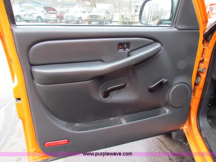 image for item B7088 2002 Chevrolet C2500HD pickup truck