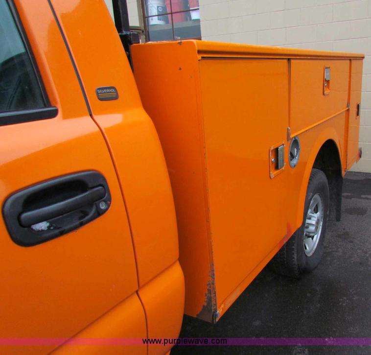 image for item B7088 2002 Chevrolet C2500HD pickup truck