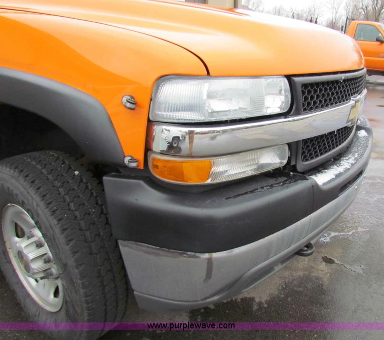 image for item B7088 2002 Chevrolet C2500HD pickup truck
